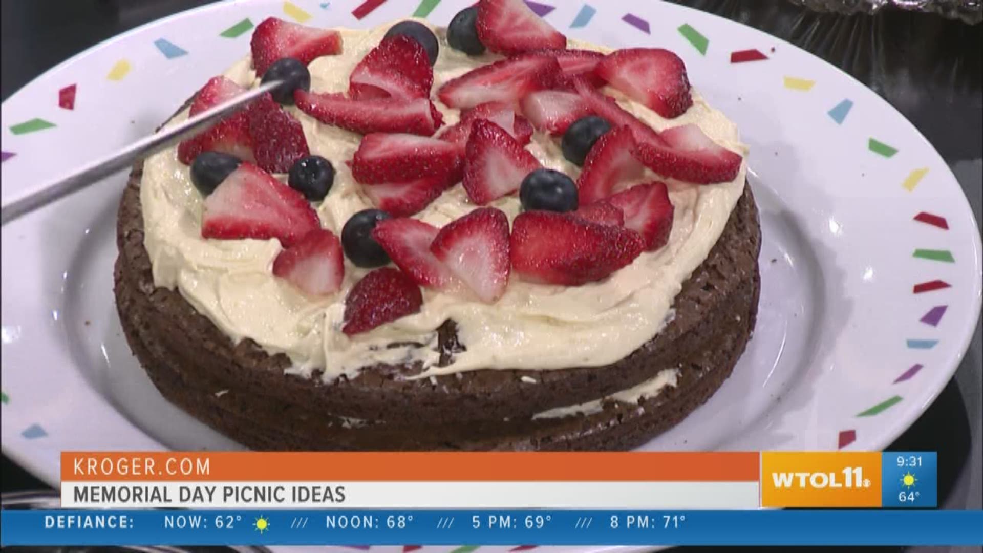 Be the hero of your summer picnics with this delicious Brownie Strawberry Cake!