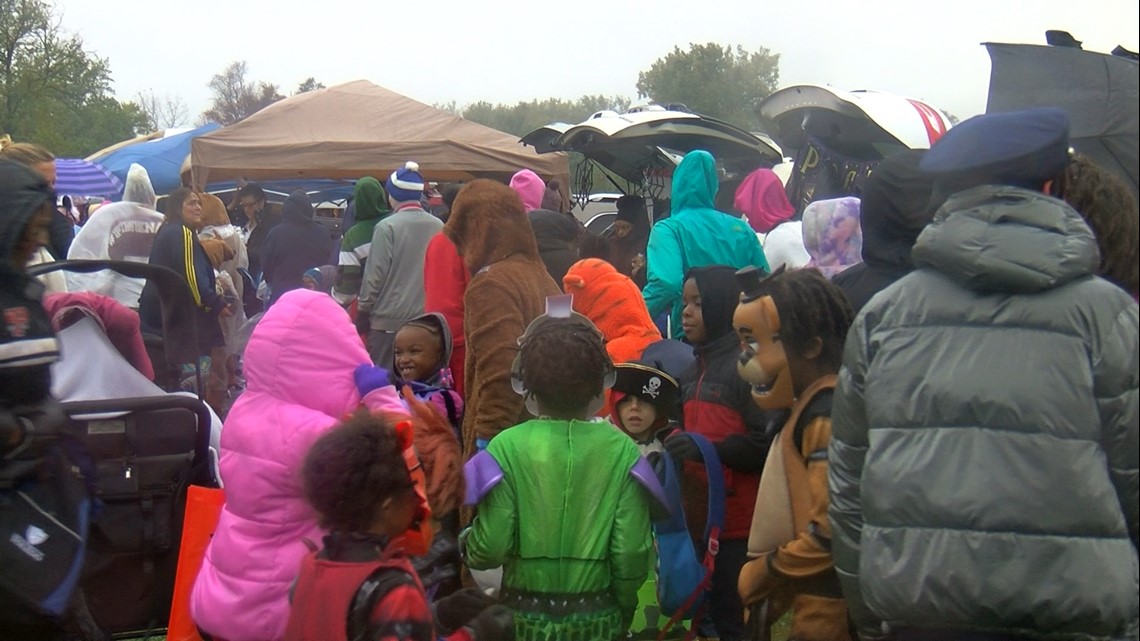 Damp and dreary weather not enough to dissuade kids having good time at Lucas County Trunk or Treat event - Vimarsana News