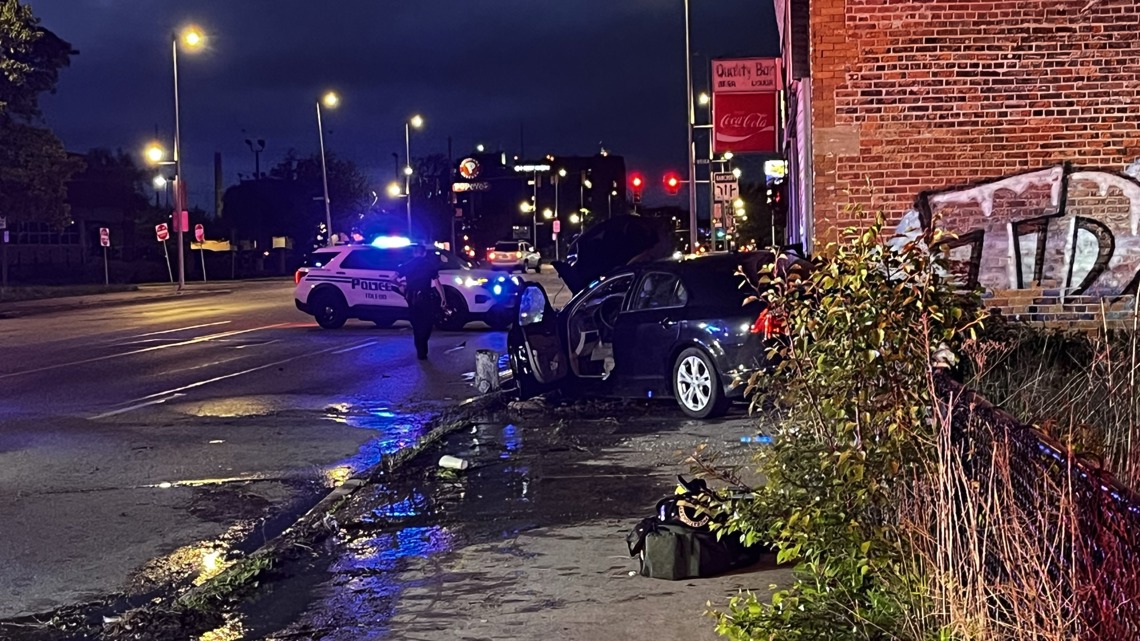Car crashes into downtown Toledo building - Vimarsana News