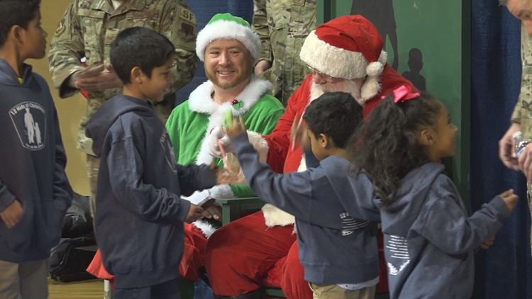 Christmas For Kids 2022 Pickup Defiance Ohio Toledo Police Officers Give Away Toys For 12 Kids Of Christmas | Wtol.com