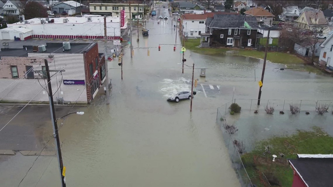 Water main break floods portions of north Toledo Monday