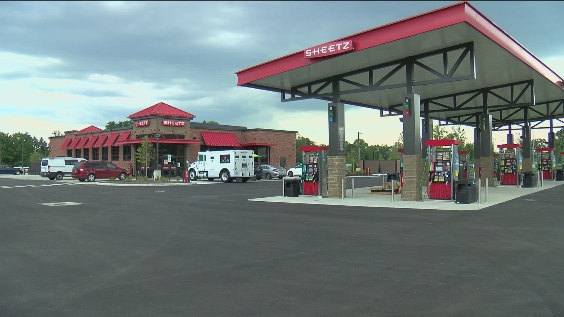 Sheetz in Maumee will officially open Sept. 10 with giveaways for customers and an incentive for donating food items to the Toledo Northwestern Ohio Food Bank.