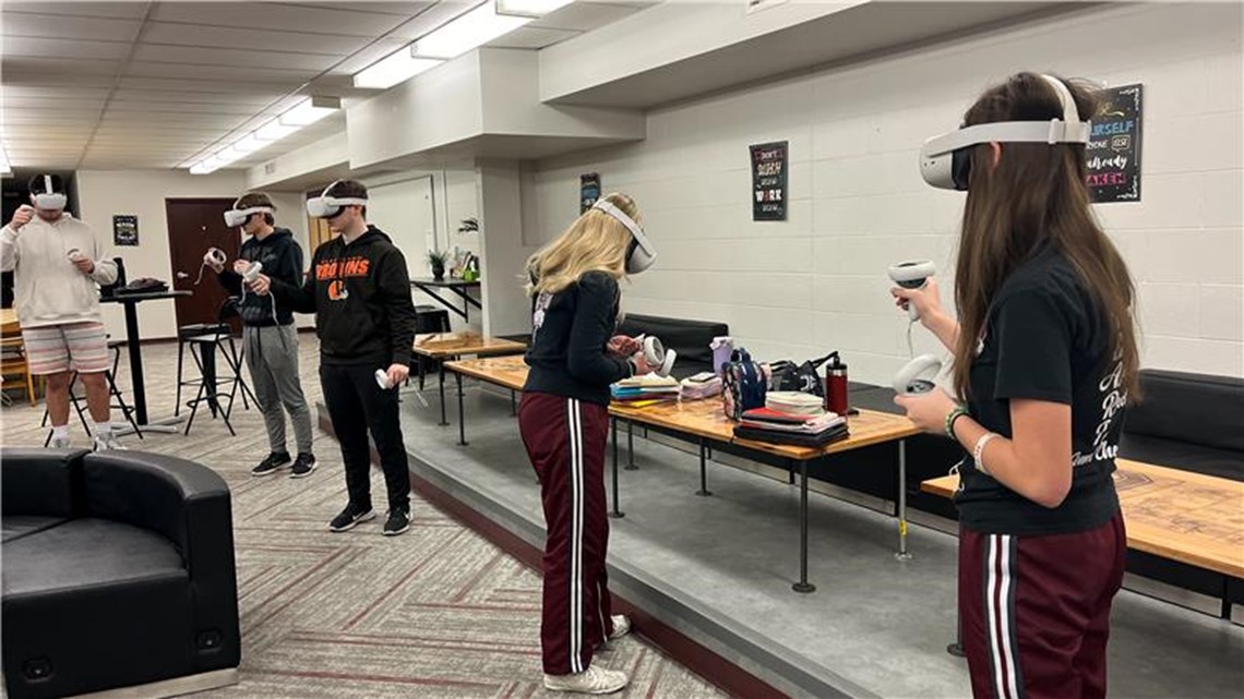 'We're just a different generation and we learn in different ways,' Genoa students experiment with virtual reality headsets in the classroom - Vimarsana News