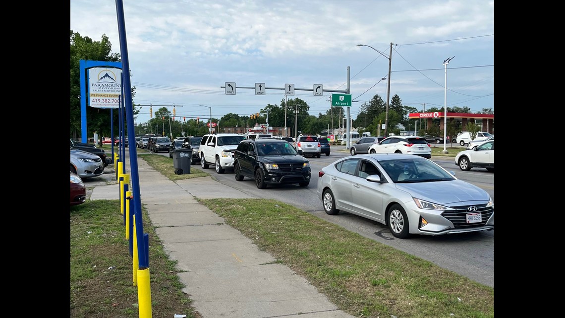 2.38 gas draws long lines at Toledo, Bowling Green stations