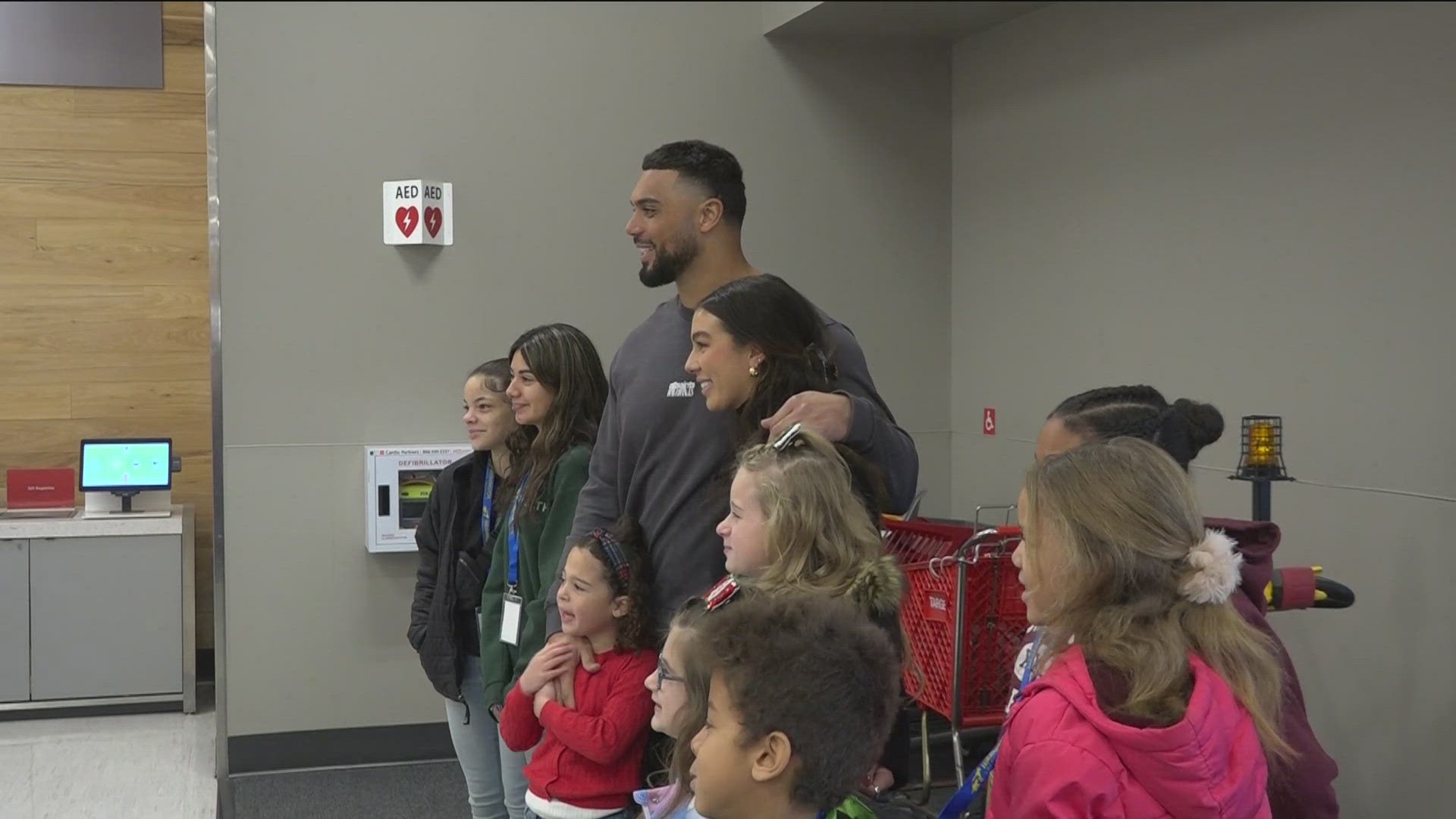 Chris Wormley returned to Toledo on Friday to help give back to 40 Washington Local Students with a shopping spree for the holidays.