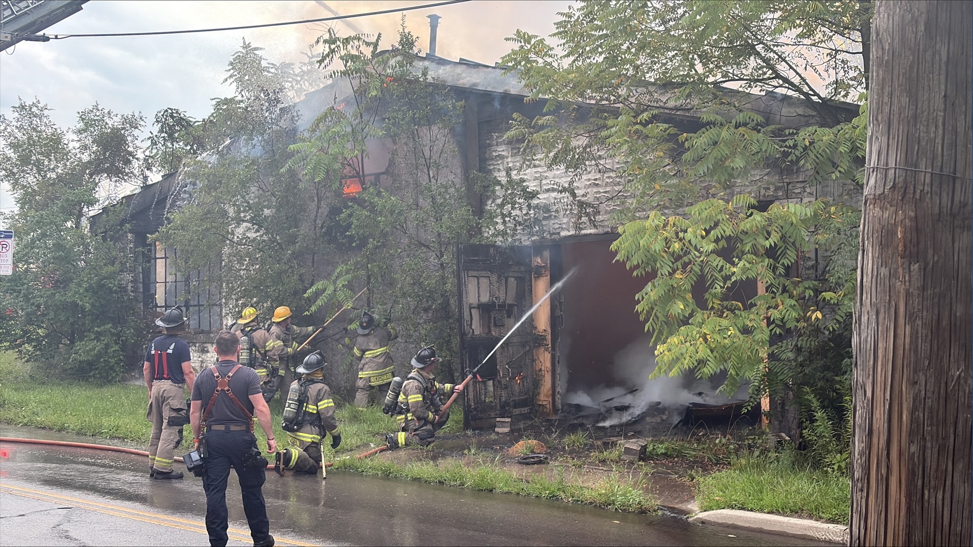 Fire destroys abandoned building in central Toledo