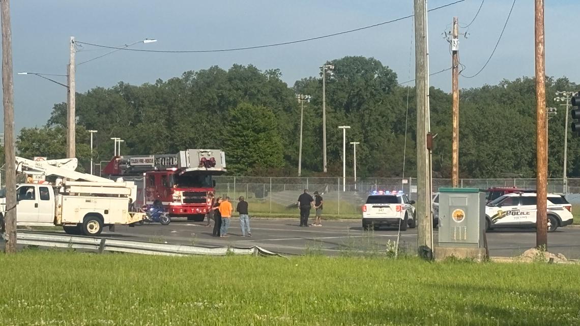 Motorcyclist injured in three-vehicle crash in central Toledo