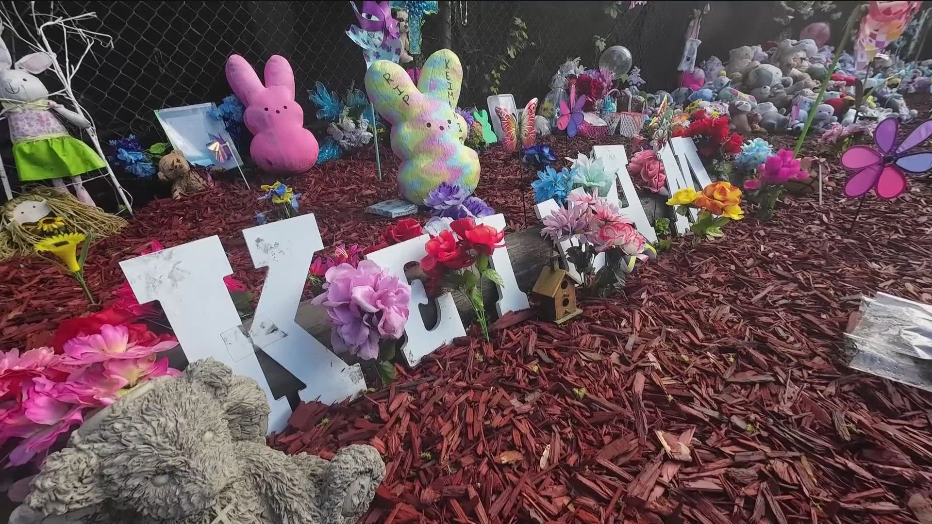 Toledo women honor Kei'Mani Latigue with growing memorial | wtol.com