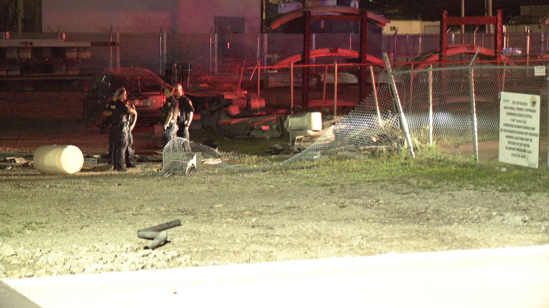 Driver crashes through 2 fences, vehicle ends up submerged in Maumee ...