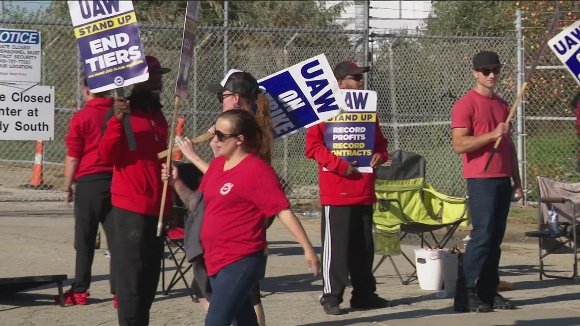 Punk band boosts morale on Jeep picket line