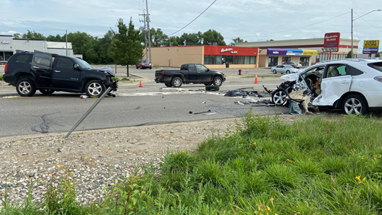 2 injured in Plainfield Avenue crash Sunday