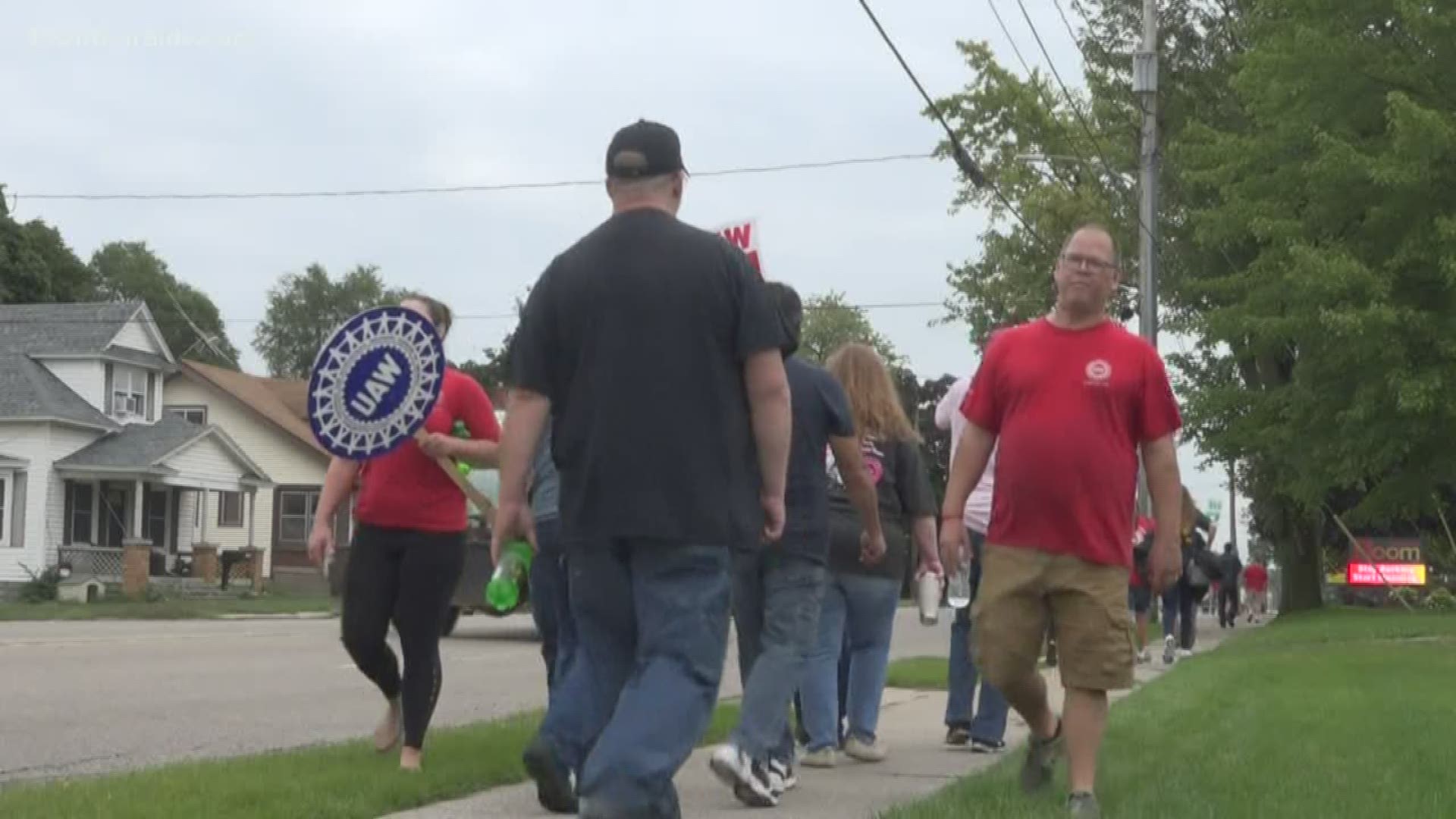 UAW strikers lineup in Wyoming at GM plant